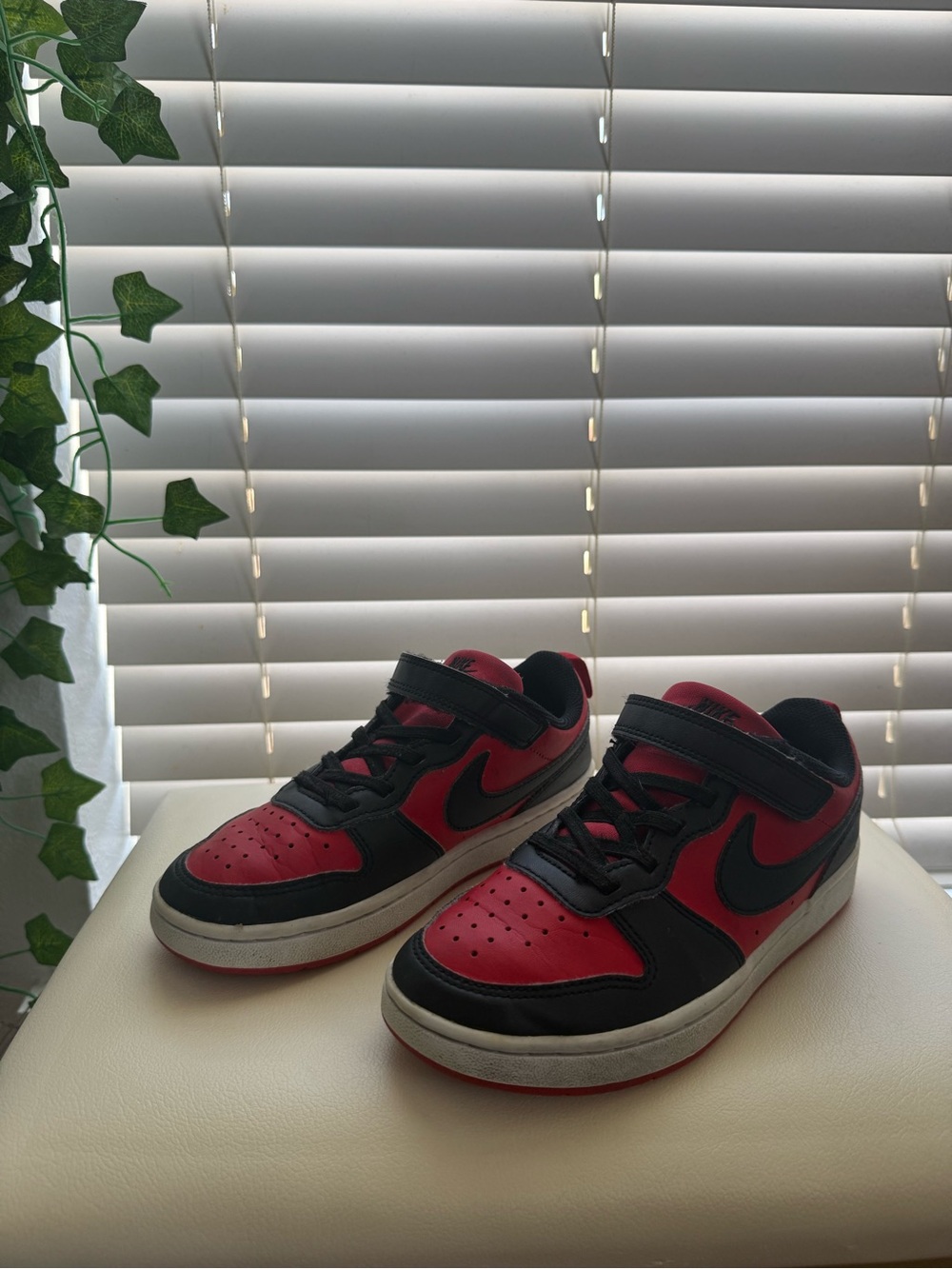 Nike Kids Red and Black Low-Top Sneakers
